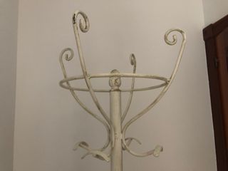 Perchero de pie blanco