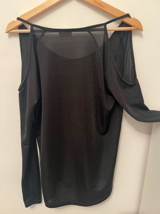 Camiseta negra hombros descubiertos