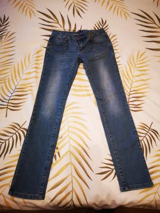 Pantalón vaquero niño con etiqueta