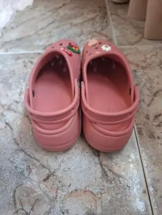 Crocs rosas talla W8