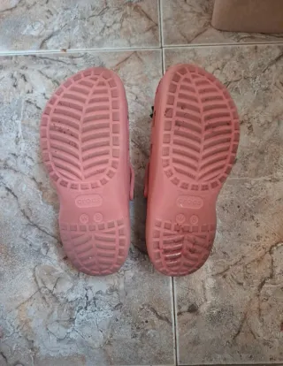 Crocs rosas talla W8