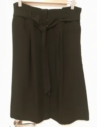 Falda negra con cinturón