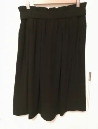 Falda negra con cinturón