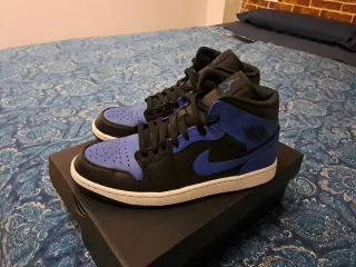 Zapatillas Jordan 1 Mid Negro y Azul