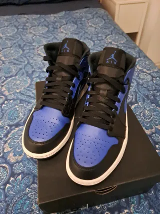 Zapatillas Jordan 1 Mid Negro y Azul