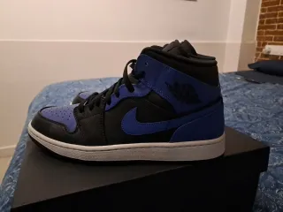 Zapatillas Jordan 1 Mid Negro y Azul