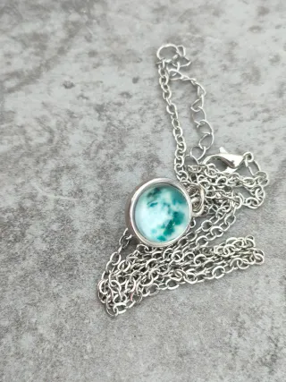 Collar plateado con colgante luna