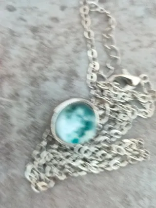 Collar plateado con colgante luna