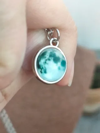 Collar plateado con colgante luna