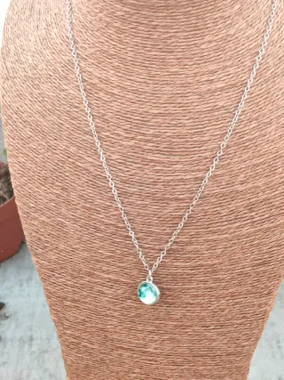 Collar plateado con colgante luna