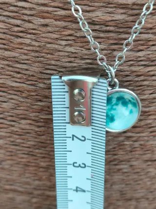 Collar plateado con colgante luna