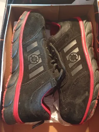 Zapatos de seguridad negros y rojos