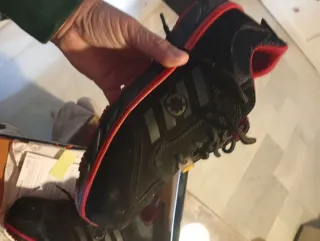 Zapatos de seguridad negros y rojos