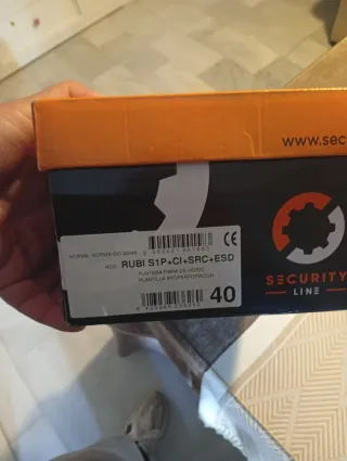 Zapatos de seguridad negros y rojos