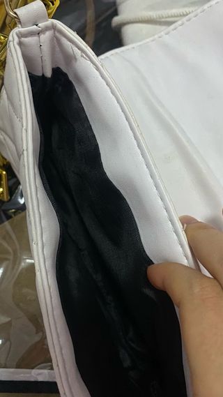 Bolso blanco acolchado con cadena dorada