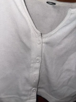 Top bianco con bottoni