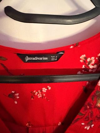 Camiseta Stradivarius floral roja Talla S