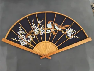 Abanico decorativo con pájaros y flores