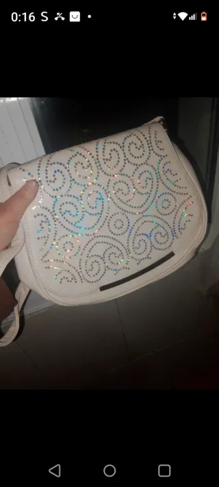 Bolso blanco con pedrería plateada