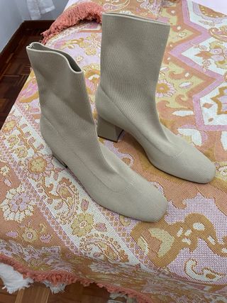 Botas beige ajustadas de tejido Lefties