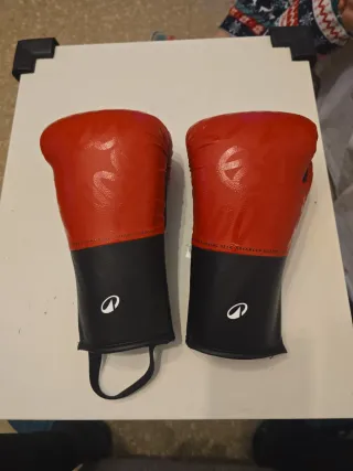 Guantes de boxeo rojos y negros para niños