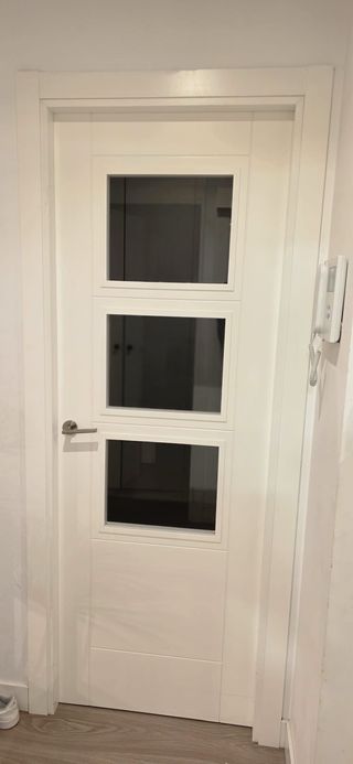 Puerta madera blanca con cristal