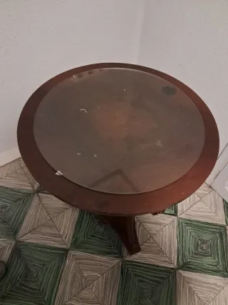 Mesa auxiliar redonda madera y cristal.