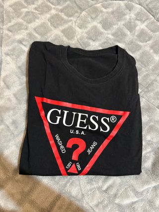 Camiseta Guess Negra Logo Triángulo