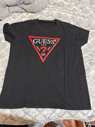 Camiseta Guess Negra Logo Triángulo