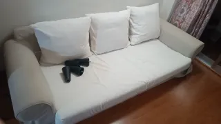 Sofá IKEA (posible cama quitando cojines)
