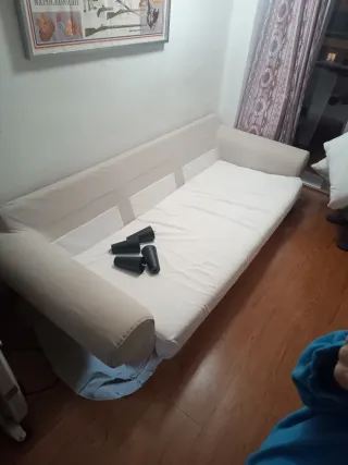 Sofá IKEA (posible cama quitando cojines)