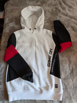 Sudadera niño bloques blanco, negro y rojo