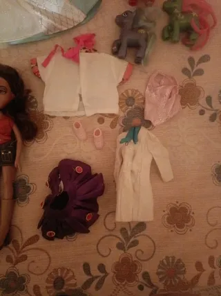 Barbie anni '90, Bratz e vestiti