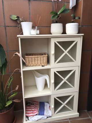 Estantería blanca.