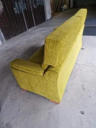 Sofá de tela verde