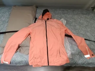 Chubasquero salmón con capucha