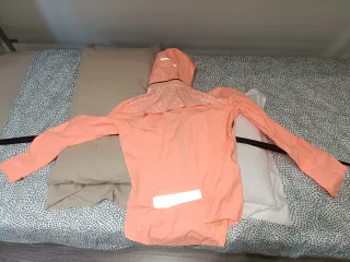 Chubasquero salmón con capucha