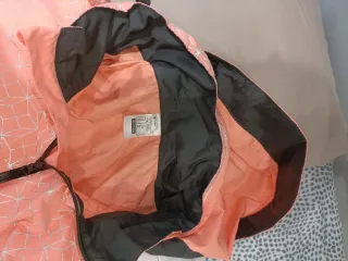 Chubasquero salmón con capucha