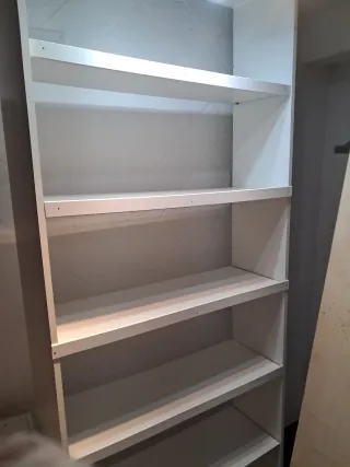 Estantería blanca de madera