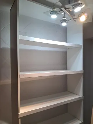 Estantería blanca de madera