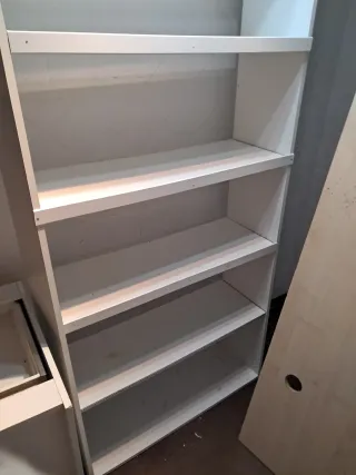 Estantería blanca de madera