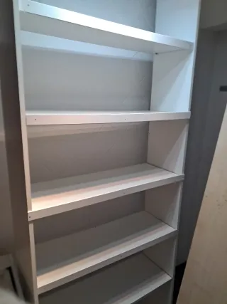 Estantería blanca de madera