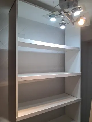 Estantería blanca de madera