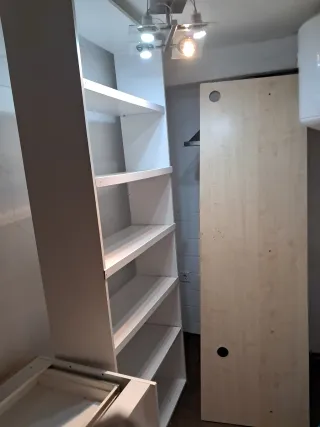 Estantería blanca de madera