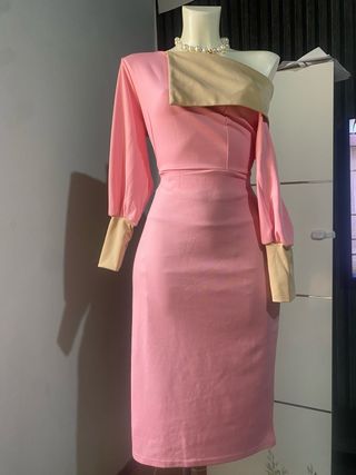 Abito rosa e beige elegante