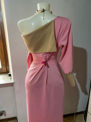 Abito rosa e beige elegante