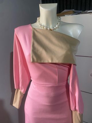 Abito rosa e beige elegante