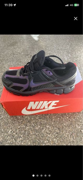 Nike Vomero 5 negras.