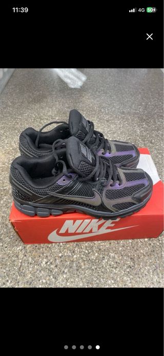 Nike Vomero 5 negras.