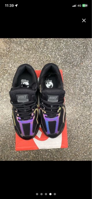 Nike Vomero 5 negras.